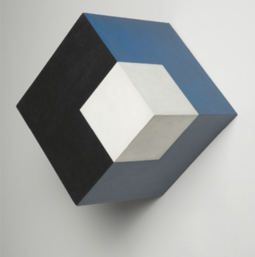 Pintura de um cubo. Ele está apoiado sobre uma superfície branca e há três faces aparentes. A superior é de cor preta e as duas laterais são azuis. No canto de cada uma dessas faces há um quadrado pintado de branco, formando outro cubo menor, no canto do cubo original.