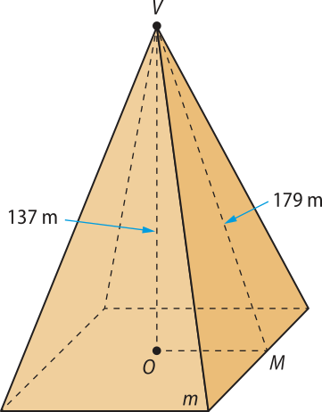 Ilustração de uma pirâmide de base quadrada. O vértice da pirâmide é o ponto V e o centro da base é o ponto O. Há pontilhados: ligando o vértice V ao centro O, ligando o centro O ao ponto médio M de um dos lados da base e ligando o vértice V ao mesmo ponto M, passando pela face lateral. Estes três pontilhados formam um triângulo. O segmento V O tem medida 137 metros e o segmento V M tem medida 179 metros.