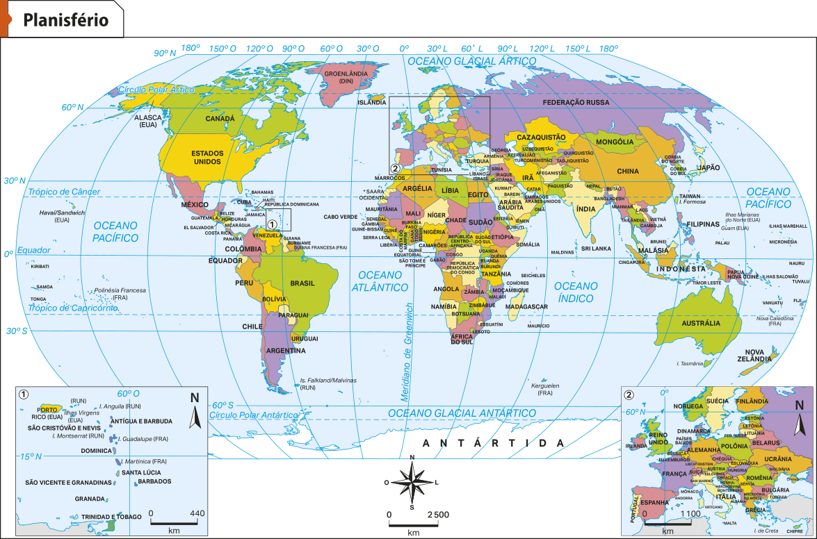 Ilustração de um planisfério. Consiste na representação plana do globo terrestre, exibindo todos os continentes, com todos os países nomeados. Os meridianos são linhas curvas e os paralelos, linhas retas. Abaixo há uma escala e uma rosa dos ventos indicando os pontos cardeais. Nos cantos inferiores há quadrados com partes do mapa em tamanho maior.