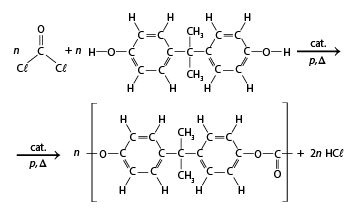 Esquema com uma reação química. Na parte superior estão duas estruturas separadas por um sinal de mais e à esquerda de cada uma também há um n. Em uma estrutura há um elemento C central ligado a um elemento O por uma linha dupla acima, e ligado a dois grupos C l abaixo, ambos por linhas simples. A segunda estrutura tem, à esquerda, e à direita seis elementos C ligados entre si formando um hexágono em cada lado e alternando em linha dupla e simples. Os elementos C de cada extremidade estão ligados a um elemento O que está ligado a um elemento H, ambos por linhas simples. Cada elemento C da parte superior e cada elemento C da parte inferior estão ligados a um elemento H por linha simples. E no centro, há um elemento C ligado a um elemento C de cada hexágono. Esse C no centro também está ligado a dois grupos C H índice 3, por linhas simples. Ao lado dessa estrutura, há uma seta apontando para direita indicando catalisador, p e delta. Na linha debaixo a seta se repete apontando para um n seguido de uma estrutura entre colchetes. Nessa estrutura, à esquerda, e à direita estão seis elementos C ligados entre si formando um hexágono em cada lado e alternando em linha dupla e simples. Os elementos C de cada extremidade estão ligados a um elemento O por linhas simples. Cada elemento C da parte superior e cada elemento C da parte inferior estão ligados a um elemento H por linha simples. E no centro, há um elemento C ligado a um elemento C de cada hexágono. Esse C no centro também está ligado a dois grupos C H índice 3, por linhas simples. O elemento O mais à direita também está ligado a outro elemento C que está ligado a outro elemento O por linha dupla. Ao final do colchete há um n subscrito e ao lado está escrito mais 2 n H C l.