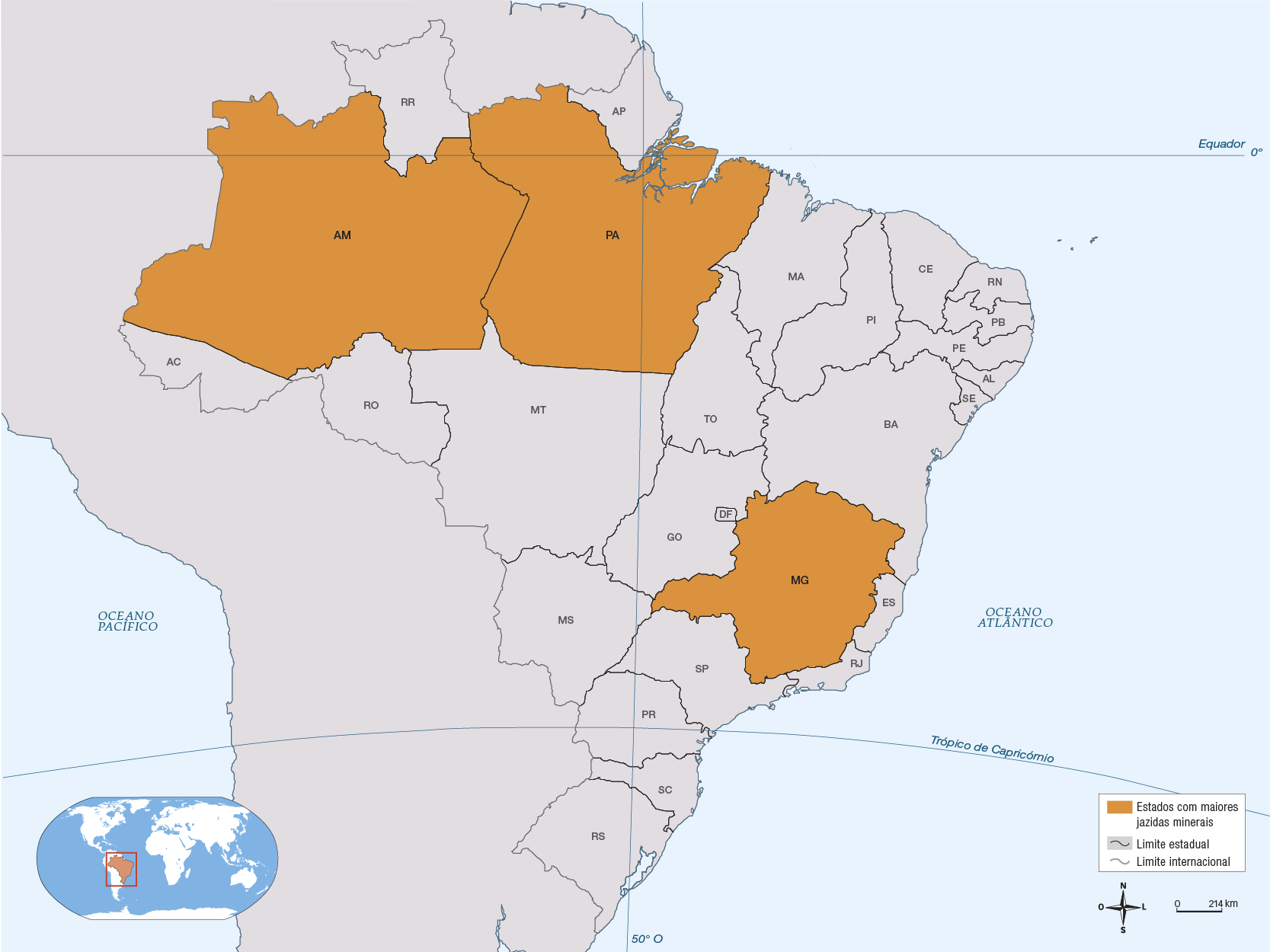 Mapa do Brasil com os limites estaduais e as siglas de cada estado. De acordo com a legenda, os estados com algumas das maiores jazidas minerais são: Amazonas, Pará e Minas Gerais. Esses estados estão destacados. No mapa, também estão as linhas do Equador e do Trópico de Capricórnio, assim como os oceanos Pacífico e Atlântico. No canto inferior direito, há um planisfério com a localização do Brasil.
