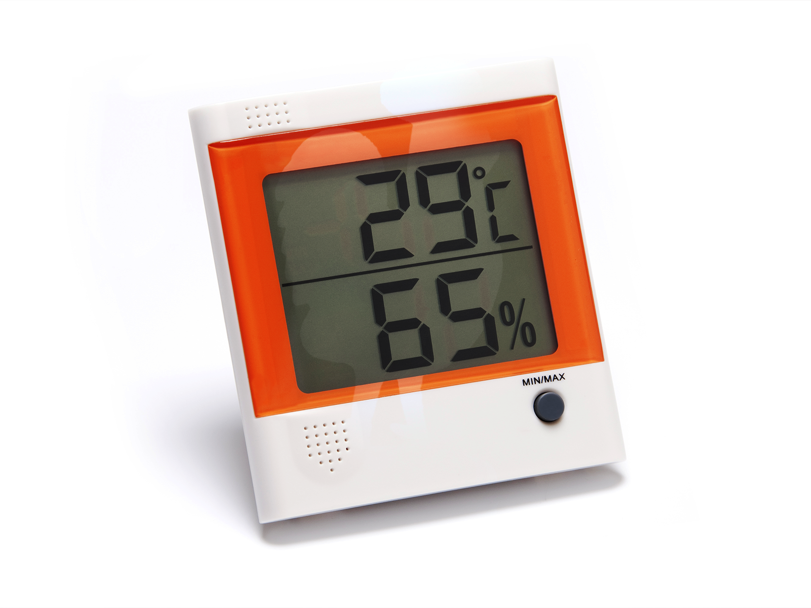 Fotografia de um termo-higrômetro digital marcando 29 graus Celsius e 65 por cento.