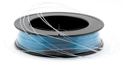 Fotografia de um carretel preto contendo um fio azul translúcido enrolado. Algumas partes do fio estão soltas.