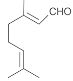 Estrutura química formada por símbolos de elementos químicos e linhas. Na parte superior, horizontalmente há uma sequência de três linhas formando dois vértices, na qual o primeiro vértice está ligado a uma linha simples acima, a segunda linha é dupla e ao final da terceira linha está o grupo C H O. Além disso, a extremidade esquerda da primeira linha está conectada a uma sequência de cinco linhas verticalmente e formando quatro vértices, com a terceira linha sendo dupla.