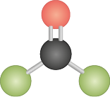 Ilustração de uma estrutura tridimensional composta por esferas conectadas por palitos. No centro, há uma esfera preta conectada a uma esfera vermelha na parte superior, por dois palitos paralelos. Abaixo da esfera preta, há duas esferas verdes, uma à esquerda e outra à direita, e cada uma está conectada a esfera preta por um palito, compondo assim, uma estrutura com formato triangular.