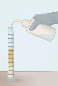 Ilustração de uma mão segurando um frasco branco derramando um líquido azul dentro de uma proveta que contém líquido amarelo. Na proveta, o líquido está próximo a marca de 70 mililitros, com a parte de baixo com cor amarela mais clara comparada a parte que está acima dos 30 mililitros, em amarelo mais escuro.