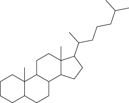 Estrutura química formada por linhas. À esquerda há dois hexágonos regulares com um lado em comum entre eles, na qual, o vértice superior desse lado está ligado a uma linha simples. Em seguida, há um terceiro hexágono, a qual possui um lado em comum com o segundo. Ao lado do terceiro hexágono há um pentágono regular com um lado em comum entre eles, na qual, o vértice superior desse lado está ligado a uma linha simples. O vértice superior do pentágono está ligado a uma sequência de 6 linhas que formam 5 vértices, onde, o primeiro e quinto vértice estão ligados a uma linha simples, cada um.
