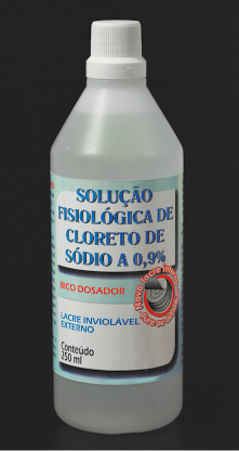 Fotografia de um frasco plástico translúcido contendo solução fisiológica de cloreto de sódio a 0,9 por cento. Há uma pequena ilustração de um bico e os dizeres: bico dosador e lacre inviolável externo. O volume do conteúdo é especificado como 250 mililitros.