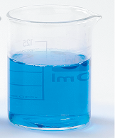 Fotografia de um béquer contendo um líquido azul escuro. O béquer é translúcido, cilíndrico, e o líquido preenche aproximadamente a metade do frasco.