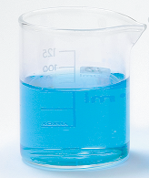 Fotografia de um béquer contendo um líquido azul claro. O béquer é translúcido, cilíndrico, e o líquido preenche aproximadamente a metade do frasco.