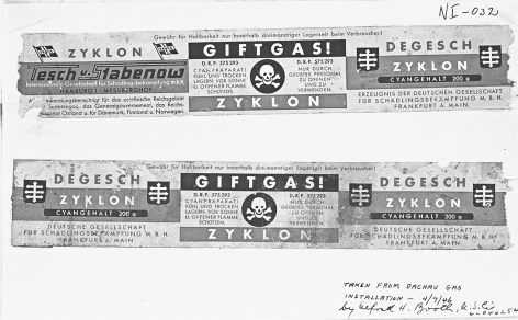 Fotografia em preto e branco de dois rótulos de produtos químicos, dispostos horizontalmente um acima do outro. Ambos apresentam as palavras GIFTGAS e ZYKLON em destaque, acompanhada do símbolo de uma caveira sobre ossos cruzados no centro. No canto superior esquerdo de cada rótulo, há o nome DEGESCH. As etiquetas contêm textos em alemão e símbolos gráficos.