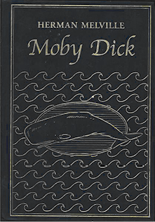 Capa de um livro intitulado Moby Dick de Herman Melville. Abaixo do título, há uma ilustração de uma baleia no mar. A ilustração tem traços brancos e o fundo é preto.