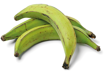 Fotografia de três bananas verdes dispostas sobre uma superfície branca.