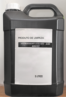 Fotografia de um galão plástico preto. Na frente, há um rótulo branco escrito Produto de Limpeza, 5 litros.