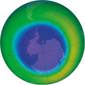 Ilustração de um mapa hemisférico centrado no polo sul. A Antártica está representada em tons de roxo no centro da imagem. Ao redor, há uma variação de cores em gradiente, indo de roxo no centro para azul escuro, azul claro, verde escuro e amarelo na borda externa do círculo.