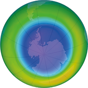 Ilustração de um mapa hemisférico centrado no polo sul. A Antártica está representada em tons de roxo claro no centro da imagem. Ao redor, há uma variação de cores em gradiente, indo de roxo claro no centro para azul, seguido de azul claro, verde e amarelo na borda externa do círculo.