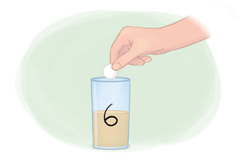 Ilustração de um copo transparente numerado por 6 e contendo um líquido de cor amarelada até aproximadamente a metade de sua altura. Acima do copo, uma mão está segurando uma pastilha branca arredondada.