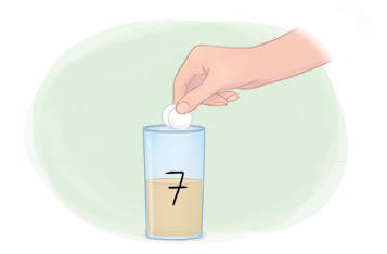 Ilustração de um copo transparente numerado por 7 e contendo um líquido de cor amarelada até aproximadamente a metade de sua altura. Acima do copo, uma mão está segurando duas pastilhas brancas arredondadas.
