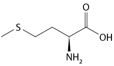 Estrutura química formada por símbolos de elementos químicos e linhas. Da esquerda para a direita: há uma linha simples ligada a um elemento S que está ligado a uma sequência de cinco linhas formando quatro vértices, na qual, o terceiro está ligado a um grupo N H índice 2 por um triângulo cheio; o quarto vértice está ligado a um elemento O por uma linha dupla; e ao final da quinta linha está o grupo O H.
