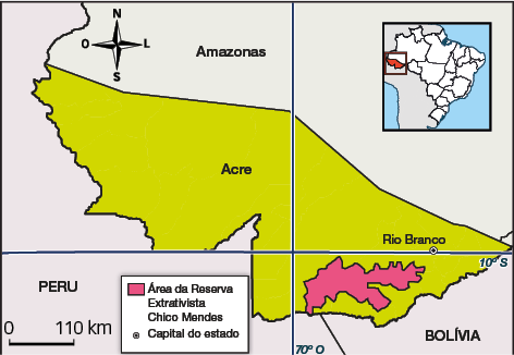 Mapa do estado do Acre com parte do estado do Amazonas e parte dos países Peru e Bolívia. No Acre, próximo a capital Rio Branco e próximo a divisa com a Bolívia há uma região destacada que corresponde a área da reserva extrativista Chico Mendes.