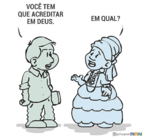 Charge. Um homem que usa camisa e segura a bíblia olha para uma mulher e diz: 'Você tem que acreditar em Deus'. Essa mulher usa um vestido com rendas, colares e um turbante. Ela responde: 'Em qual?'.