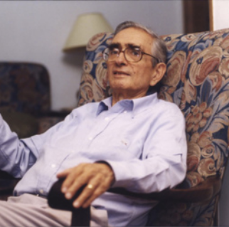 Foto de Florestan Fernandes. Ele é um homem branco, possui cabelos grisalhos e está em uma poltrona.