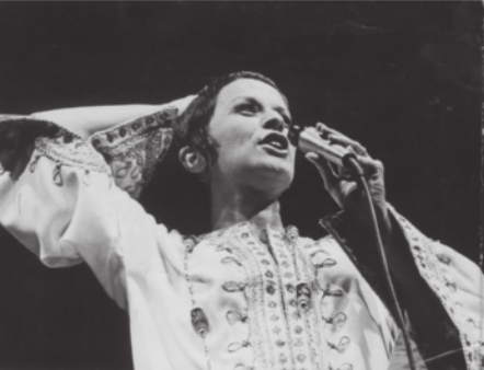 Foto de Elis Regina. Ela é uma mulher branca, possui cabelos curtos e está cantando.
