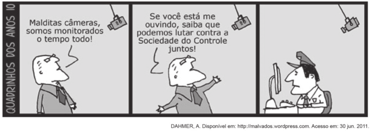 Tira 'Quadrinhos dos anos 10' em três quadros. Q1: Um homem olha para as câmeras em uma sala e diz: 'Malditas câmeras, somos monitorados o tempo todo!'. Q2: Ele continua 'Se você está me ouvindo, saiba que podemos lutar contra a Sociedade do Controle juntos!'. Q3: Um guarda observa a cena de um monitor.