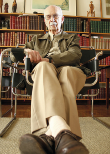 Foto de Antônio Cândido. Ele é um homem branco e possui bigode.