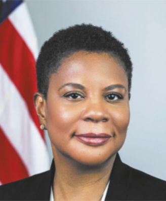 Fotografia de Alondra Nelson sorrindo. Ela é negra, possui cabelo curto e usa terno.