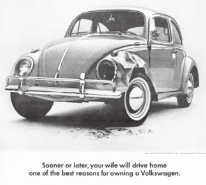 Cartaz em preto e branco com a imagem de um fusca batido.