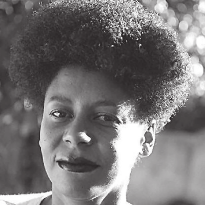 Fotografia em preto e branco de Maria Aparecida da Silva Bento. Ela é negra, possui cabelo crespo curto e usa batom.