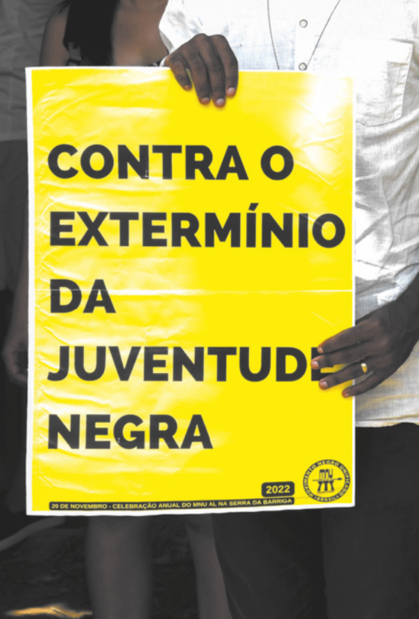 Imagem de pessoa negra segurando um cartaz com a seguinte frase: Contra o extermínio da juventude negra.