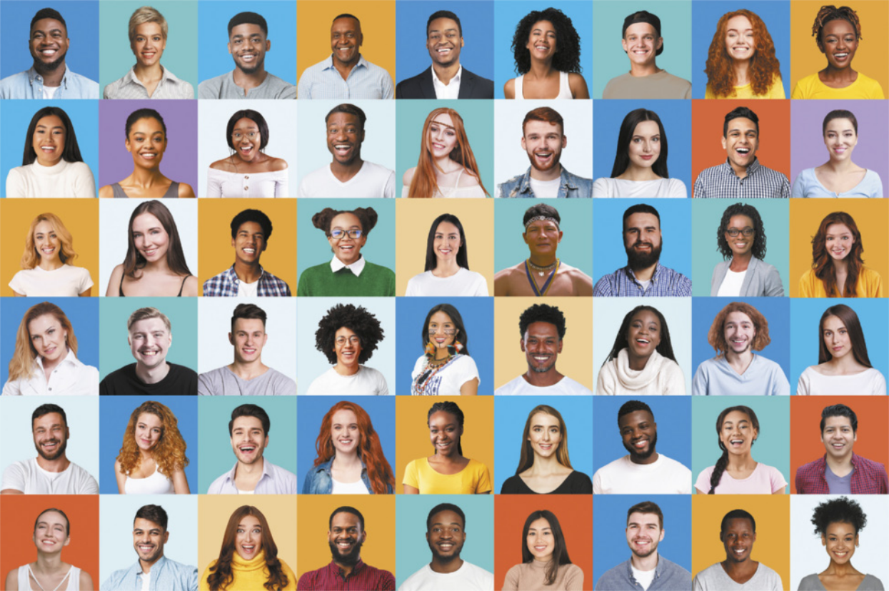 Imagem de pessoas sorrindo. Elas são brancas, negras, asiáticas ou indígenas e possuem cabelos pretos, castanhos, loiros ou ruivos, lisos, cacheados ou crespos.
