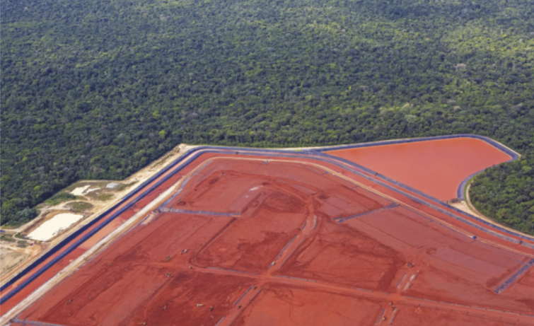 Imagem de área desmatada em uma floresta abundante.