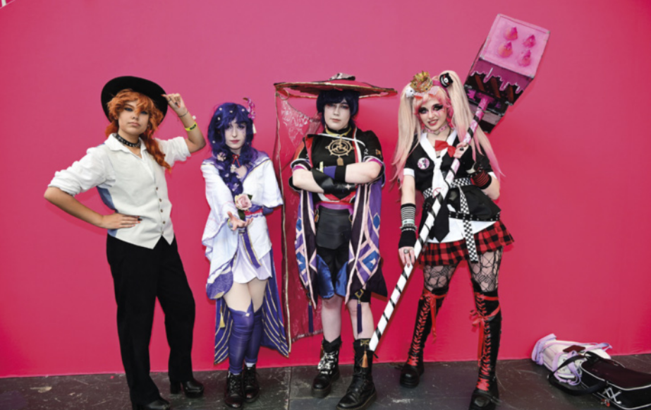 Imagem de quatro mulheres jovens representando personagens japoneses.
