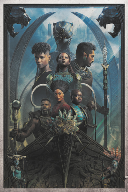 Pôster de filme com personagens africanos. O pôster possui uma moldura com figuras em relevo na parte inferior e duas cabeças de pantera na parte superior, posicionadas frente a frente e com os dentes expostos. Há dois guerreiros indígenas armados com lanças nos cantos inferiores. Ao centro, uma rainha está entre um guerreiro e uma guerreira. Atrás deles, uma guerreira jovem usa armadura com padrões geométricos e segura dois aros metálicos. Ela está entre uma jovem e um guerreiro armado com lança. Na parte superior, encontra-se um herói com traje em forma de pantera. Atrás dele, há uma paisagem com diversos prédios e arranha-céus.