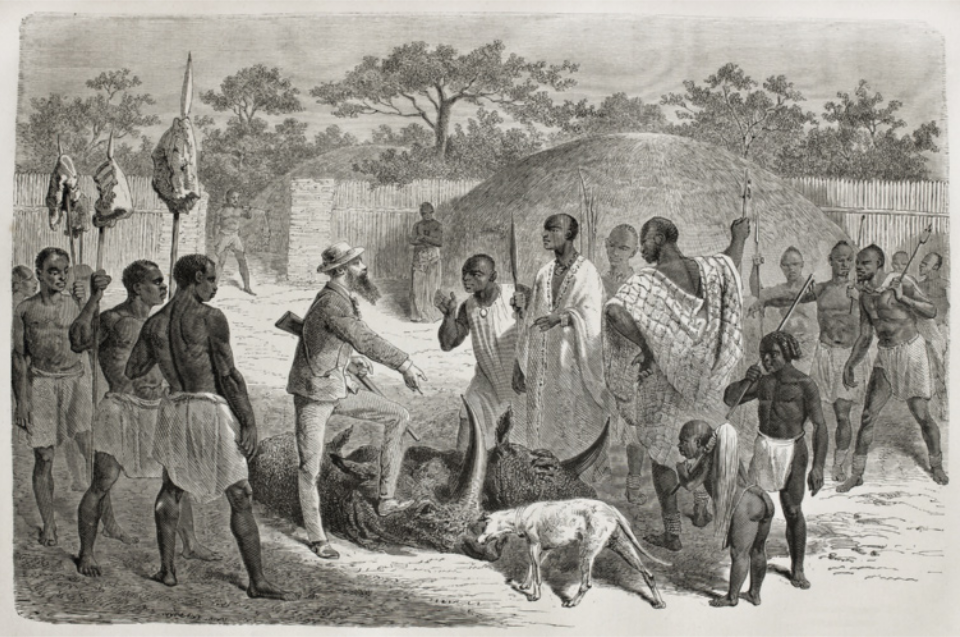 Ilustração em preto e branco representando um caçador europeu em um reino africano. Ele segura um rifle e mostra dois rinocerontes mortos, pisando no corpo de um deles. Na frente dele, o rei africano ergue a mão esquerda acima dos rinocerontes. Ao redor do rei, há diversos guerreiros armados com lanças. À esquerda, um grupo de homens segura pedaços de carne espetados em lanças. Ao centro, um cachorro que fareja os rinocerontes.