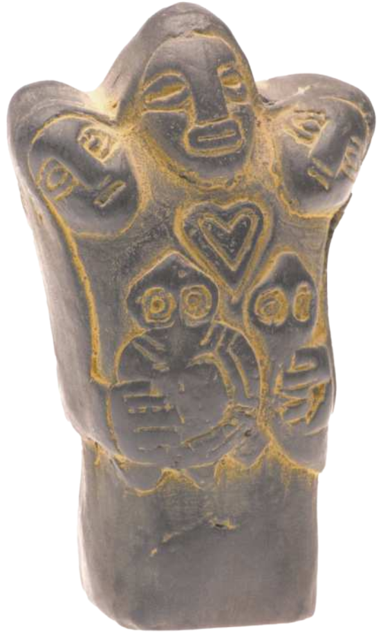 Imagem de escultura representando uma divindade feminina. Ela possui três cabeças e carrega dois bebês.