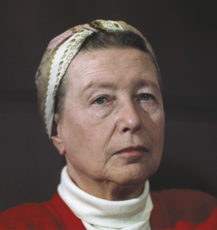 Fotografia de Simone de Beauvoir. Ela é branca, idosa e usa lenço ao redor da cabeça.