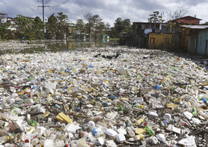 Imagem de embalagens plásticas flutuando em um rio.