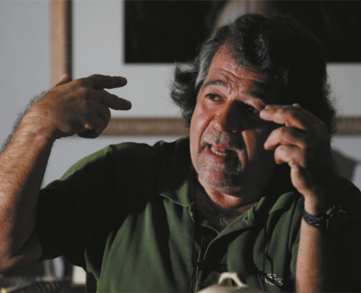 Fotografia de Ricardo Antunes. Ele é branco, grisalho, usa camisa polo e gesticula com as mãos.