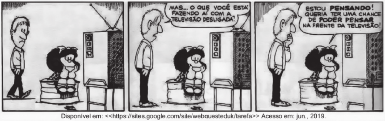 Tirinha da Mafalda em três quadros. Q1: Mafalda está sentada em frente a uma televisão. Um homem passa atrás dela. Q2: ele se aproxima da Mafalda e pergunta: 'Mas... o que você está fazendo aí com a televisão desligada?'. Q3: ela responde: 'Estou pensando! Queria ter uma chance de poder pensar na frente da televisão!'.