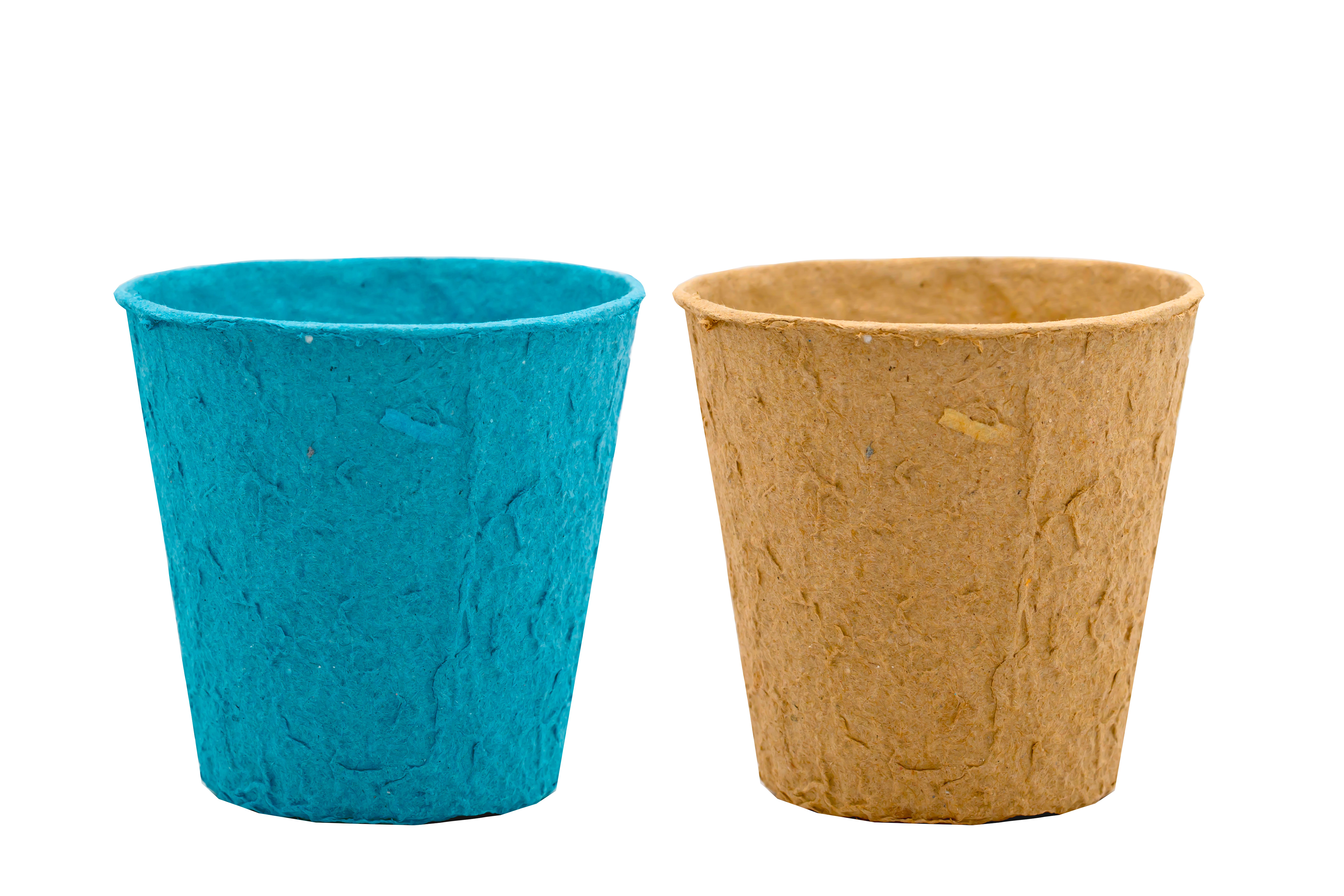 Fotografia. Dois vasos médios e texturizados com a base menor que o topo. O vaso da esquerda é azul e o da direita, amarelo.