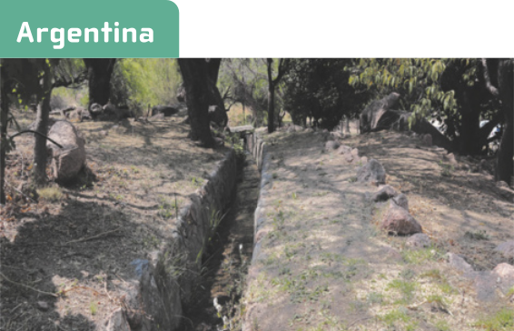 Fotografia 'Argentina', representando uma vala comprida escavada na terra. Há árvores de ambos os lados da vala.