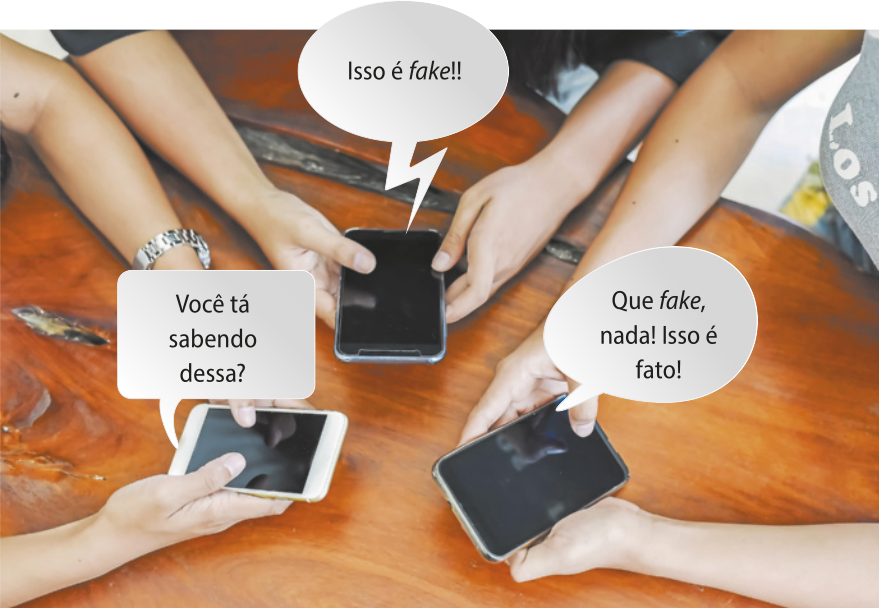 Imagem das mãos de pessoas segurando celulares. Dos celulares saem balões de fala com as seguintes mensagens: 'Você tá sabendo dessa?', 'Isso é fake!!' e 'Que fake, nada! Isso é fato!'.