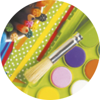 Imagem de um pincel, várias cores de tintas e lápis-de-cor.