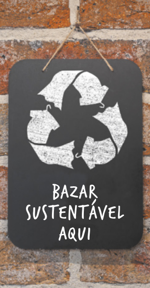 Imagem com uma placa contendo o símbolo da reciclagem e os dizeres: 'Bazar sustentável aqui'.