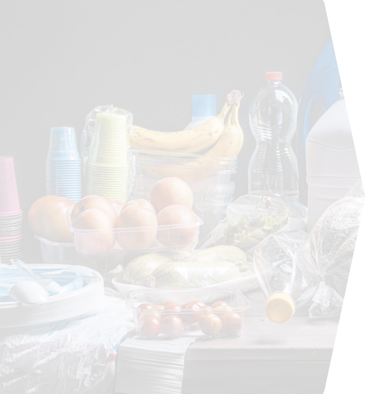 Fotografia contendo diversos produtos em embalagens plásticas. Há garrafas PET, copos descartáveis e recipientes plásticos, isopor, e sacolas plásticas contendo alimentos. A fotografia está com opacidade reduzida.