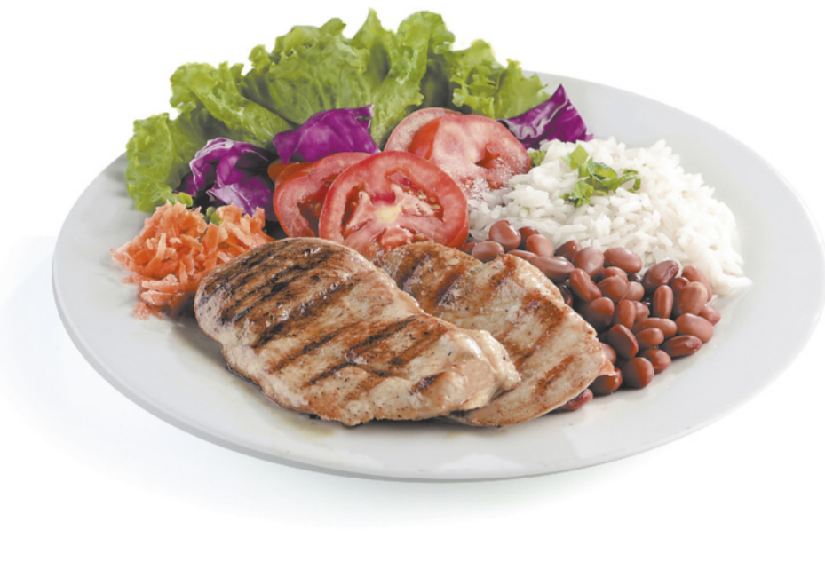 Fotografia de um prato de comida com arroz, feijão, frango, tomate, alface e cenoura.